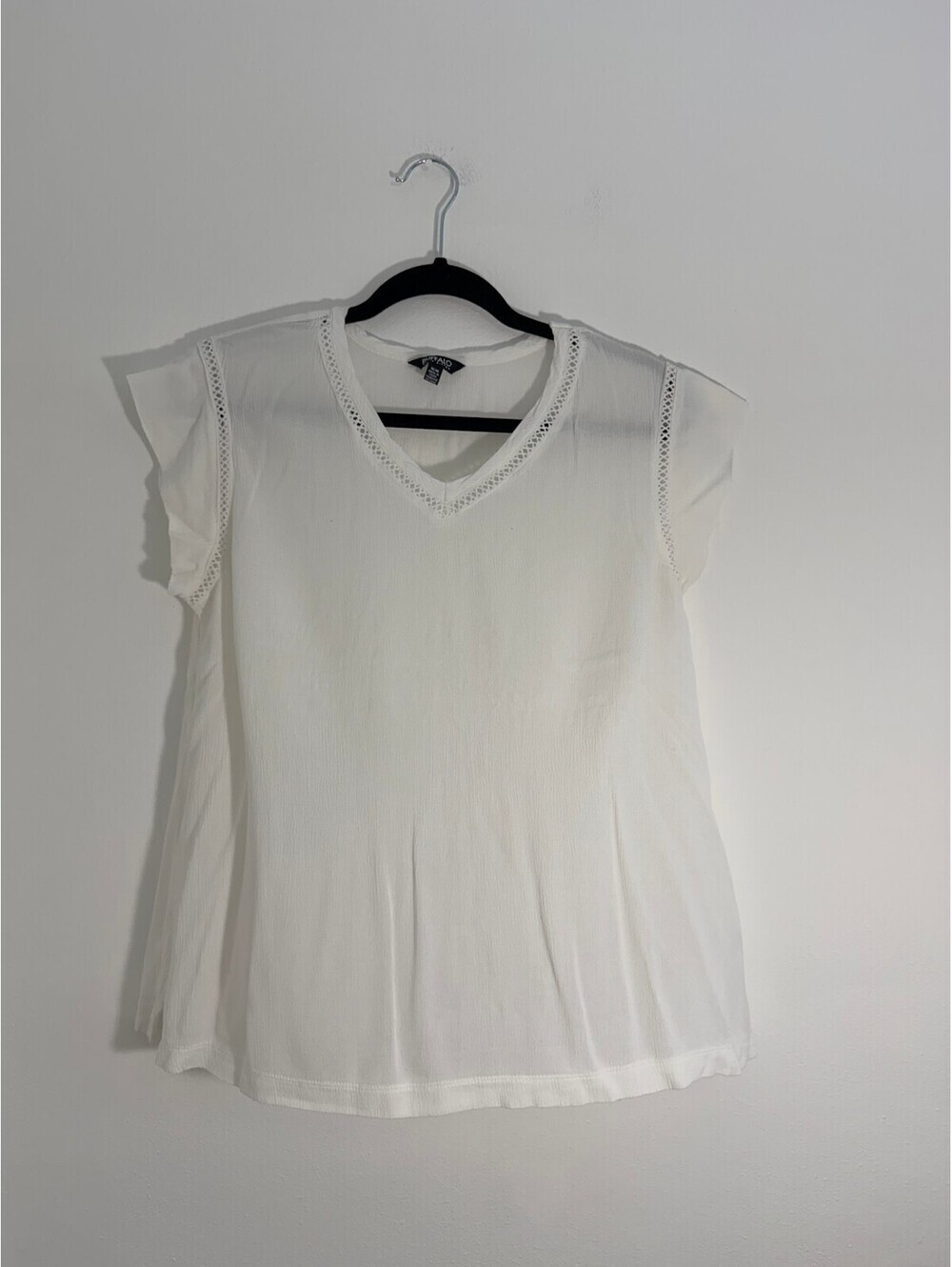Buffalo David Bitton White V-Neck Flutter Sleeve Blouse Size M Boho Viscose Top